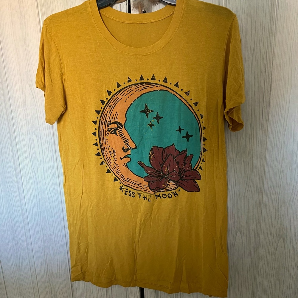 Graphic tee “Kiss the Moon”